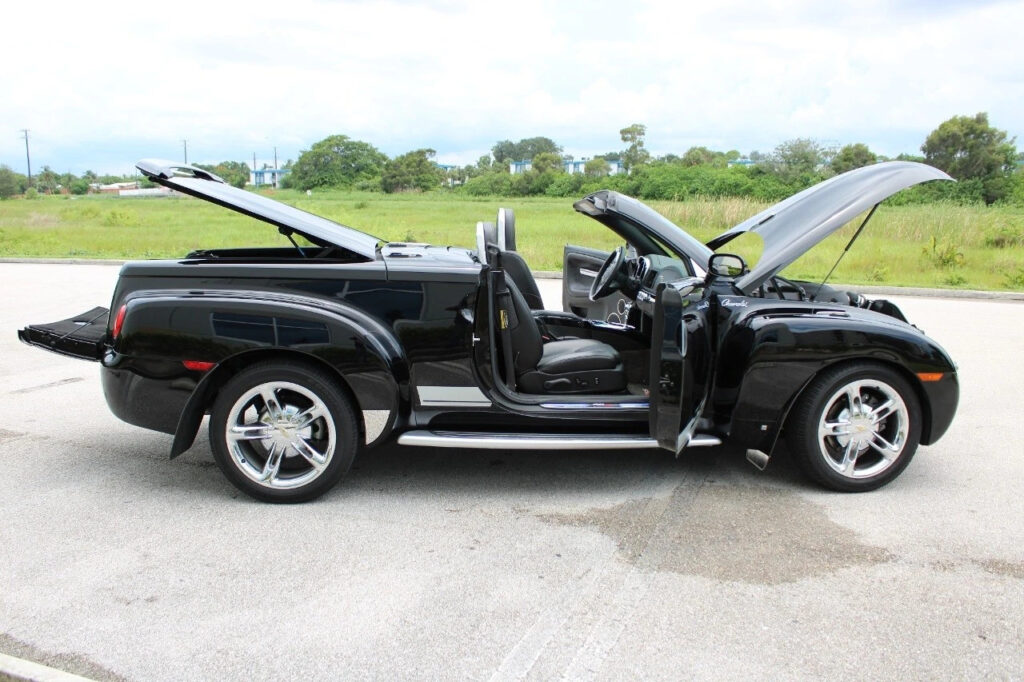 Black 2006 Chevrolet SSR Other LS2 6.0 Liter OHV 16V V8 6 Speed
