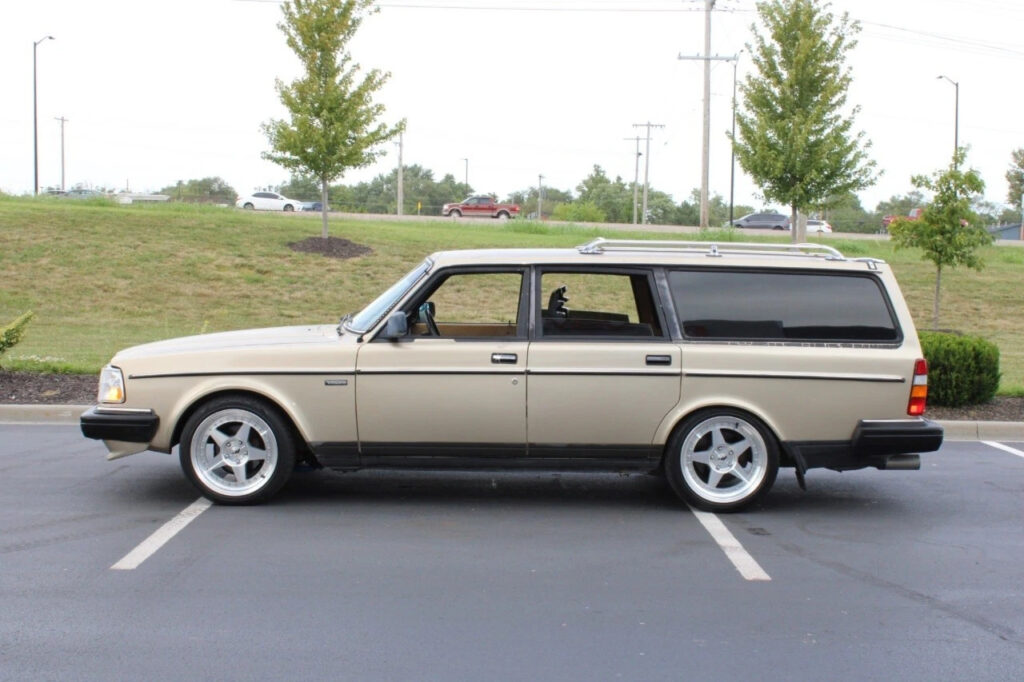 Gold 1989 Volvo 240 Series  4 Cylinder Turbo Manual